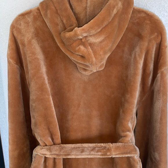 PLUSH ROBE in yummy butterscotch, embroidered crest, regal bell sleeves. M - Picture 5 of 16